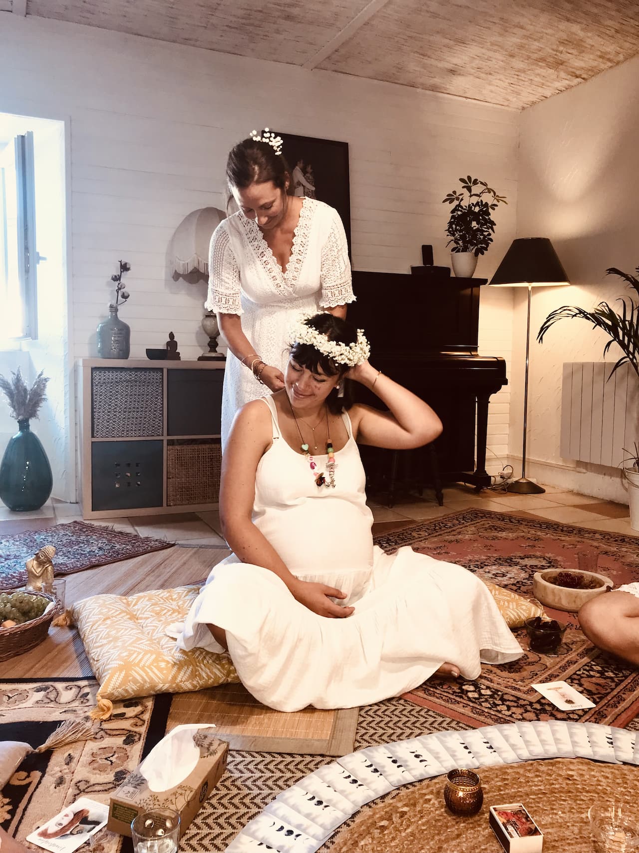 rituel de la couronne d'une future maman lors de son blessing way à Bordeaux