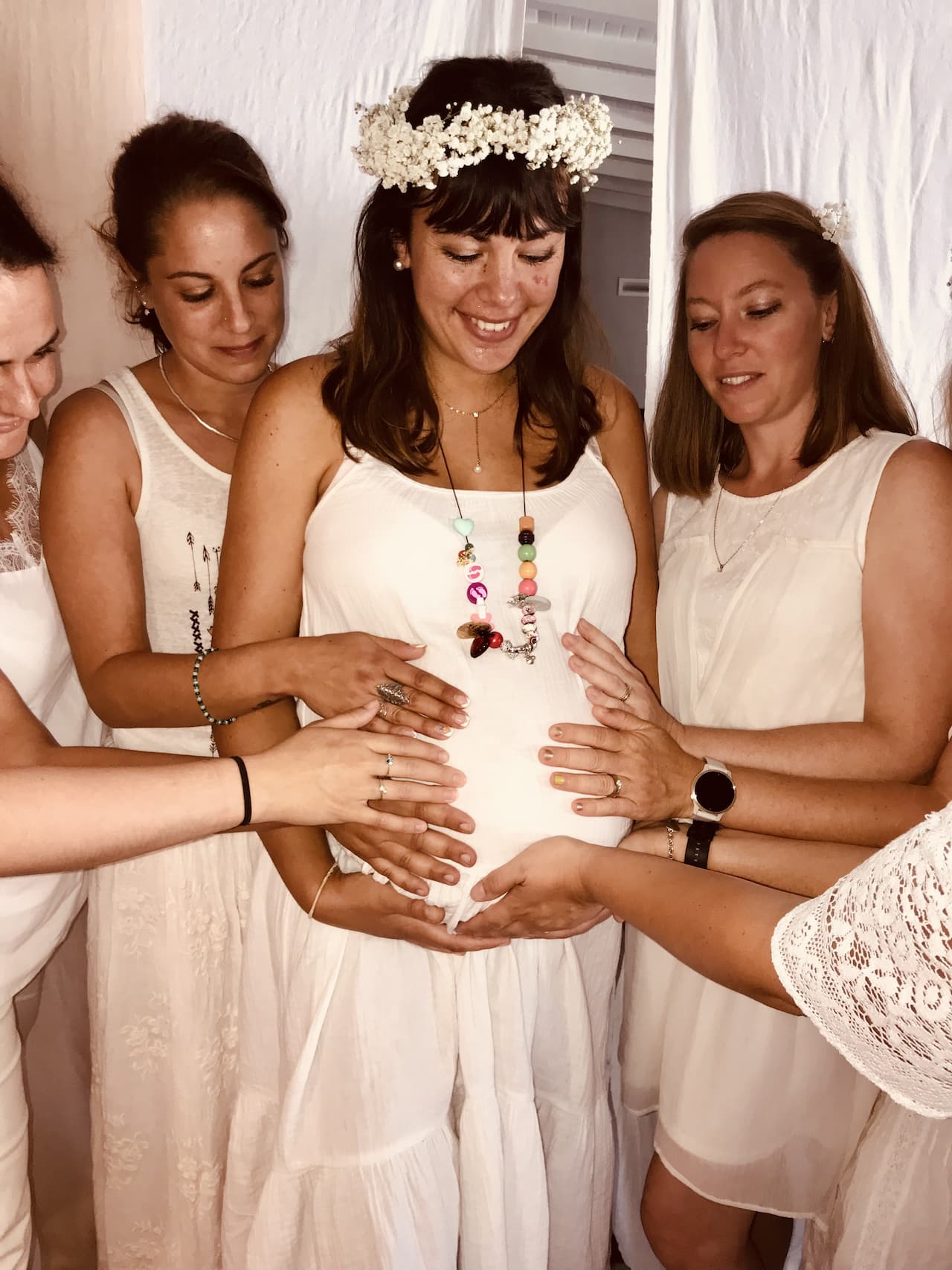 une future maman et son village de femme lors de son blessing way a Bordeaux