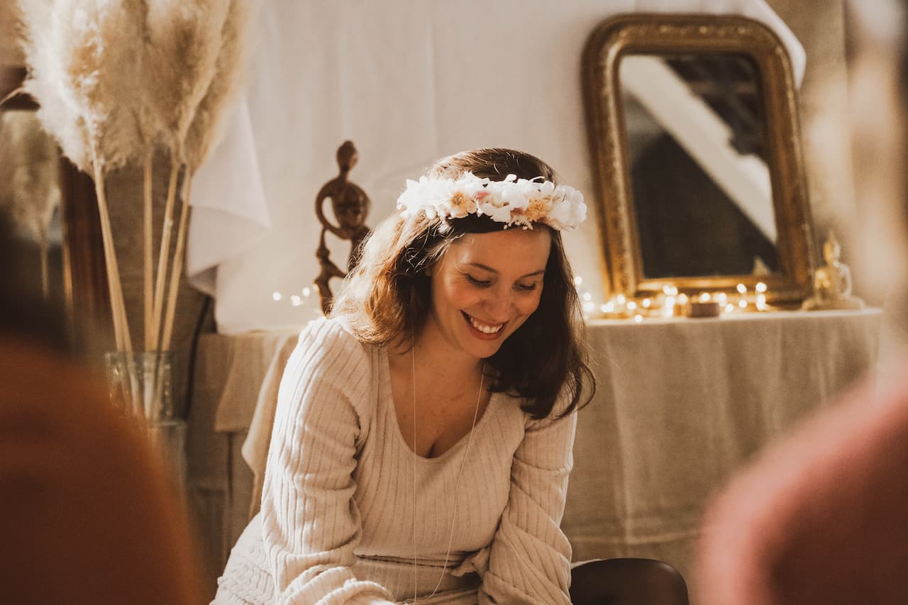 La couronne de fleurs de Marion pour son blessing way à bordeaux en Gironde