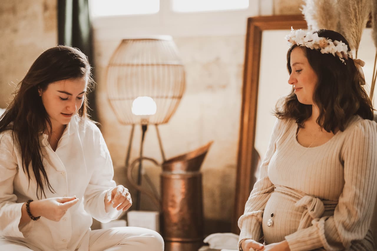 La soeur de la future maman partage lors d'une cérémonie prénatale à Bordeaux