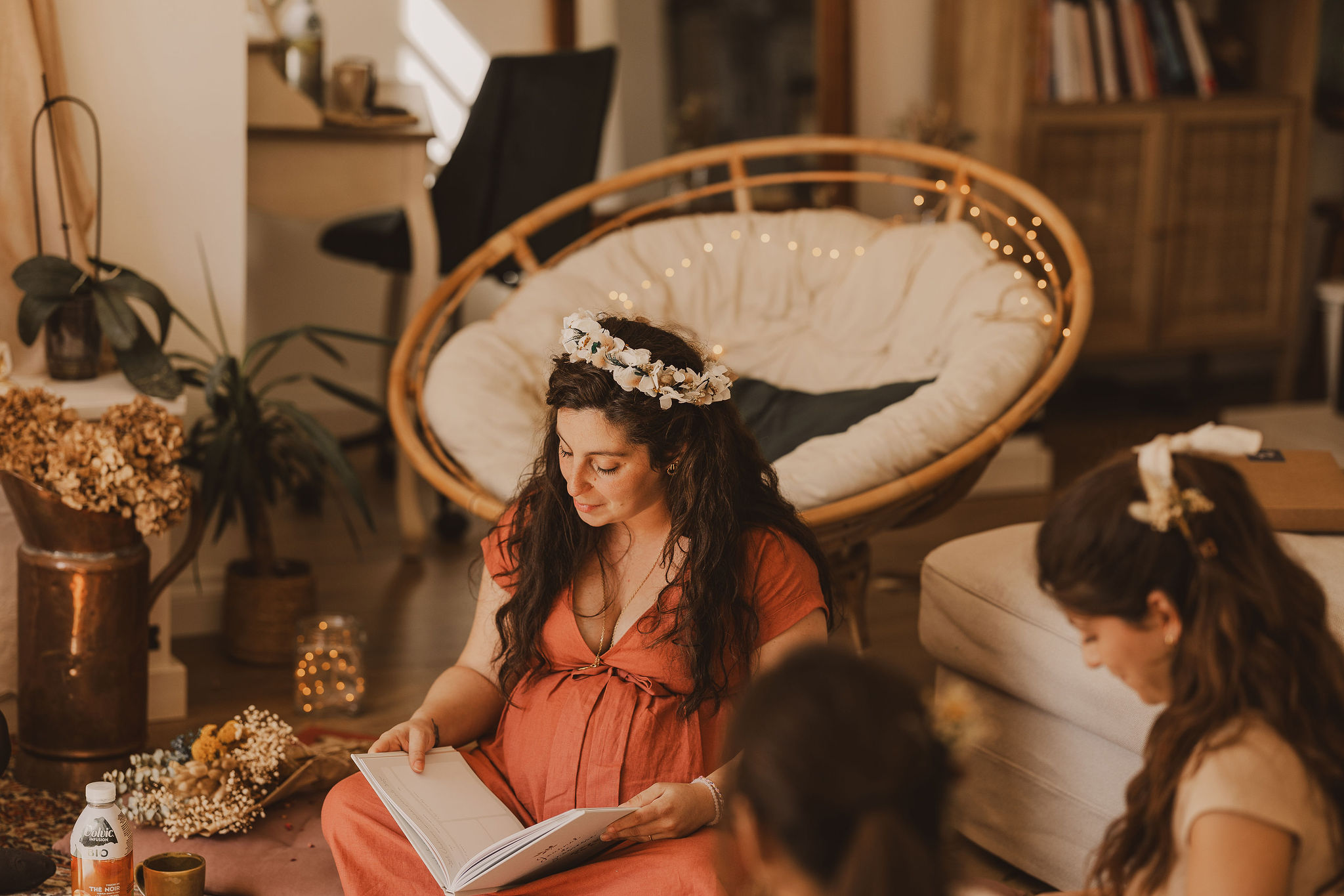 Une future maman qui lit un texte lors de sa mother blessing à bordeaux
