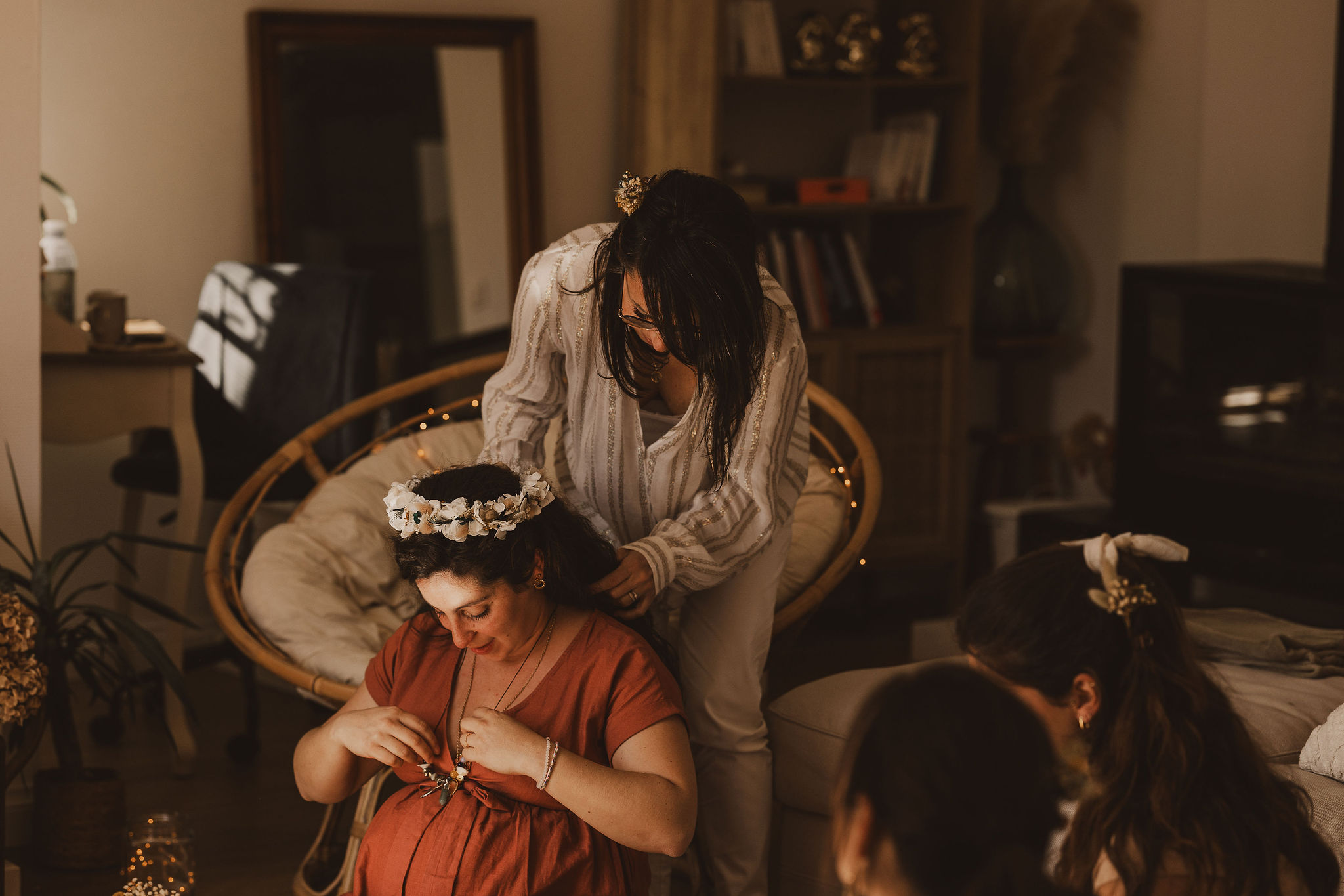 le rituel du sautoir accroché à la future maman lors de sa blessing way à Bordeaux