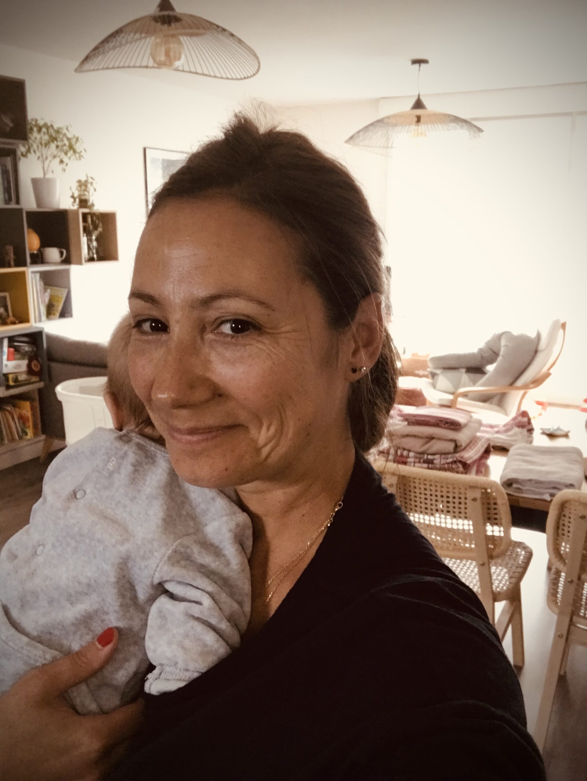 une doula qui s'occupe de bébé pendant que maman fait la sieste