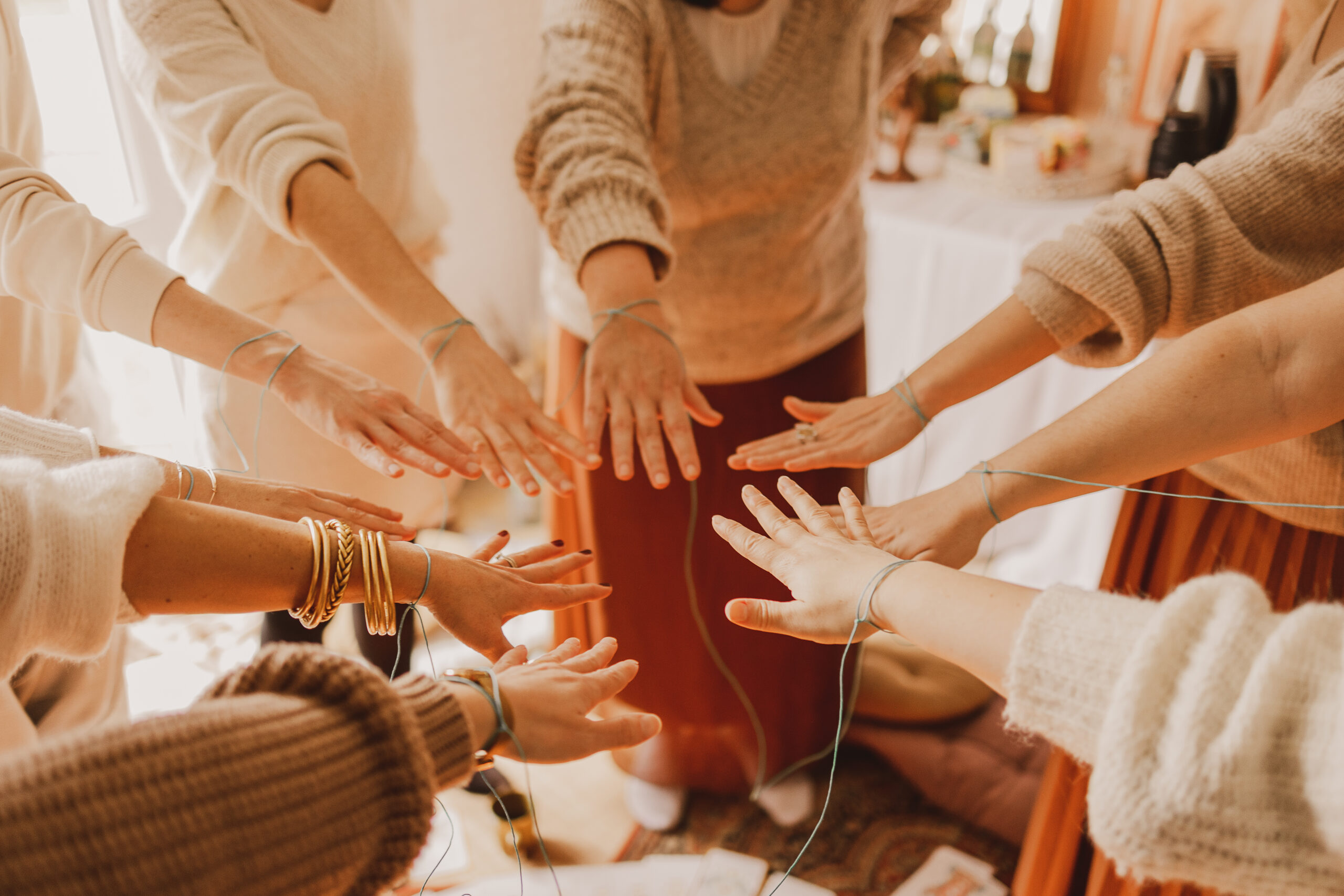 rituel du lien lors d'une blessing way organisée par une doula à bordeaux