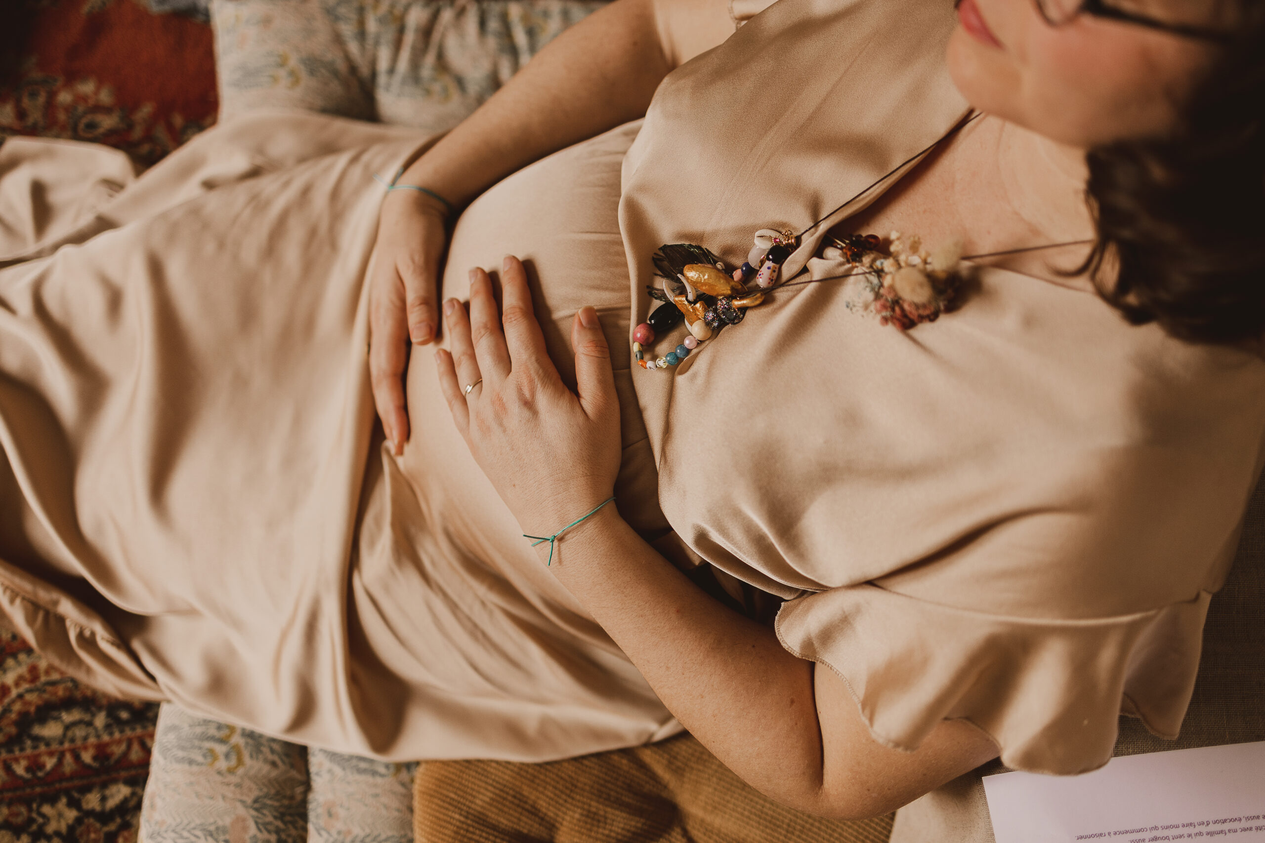 une future maman célébrée par ses amies proches lors de sa mother blessing à bordeaux